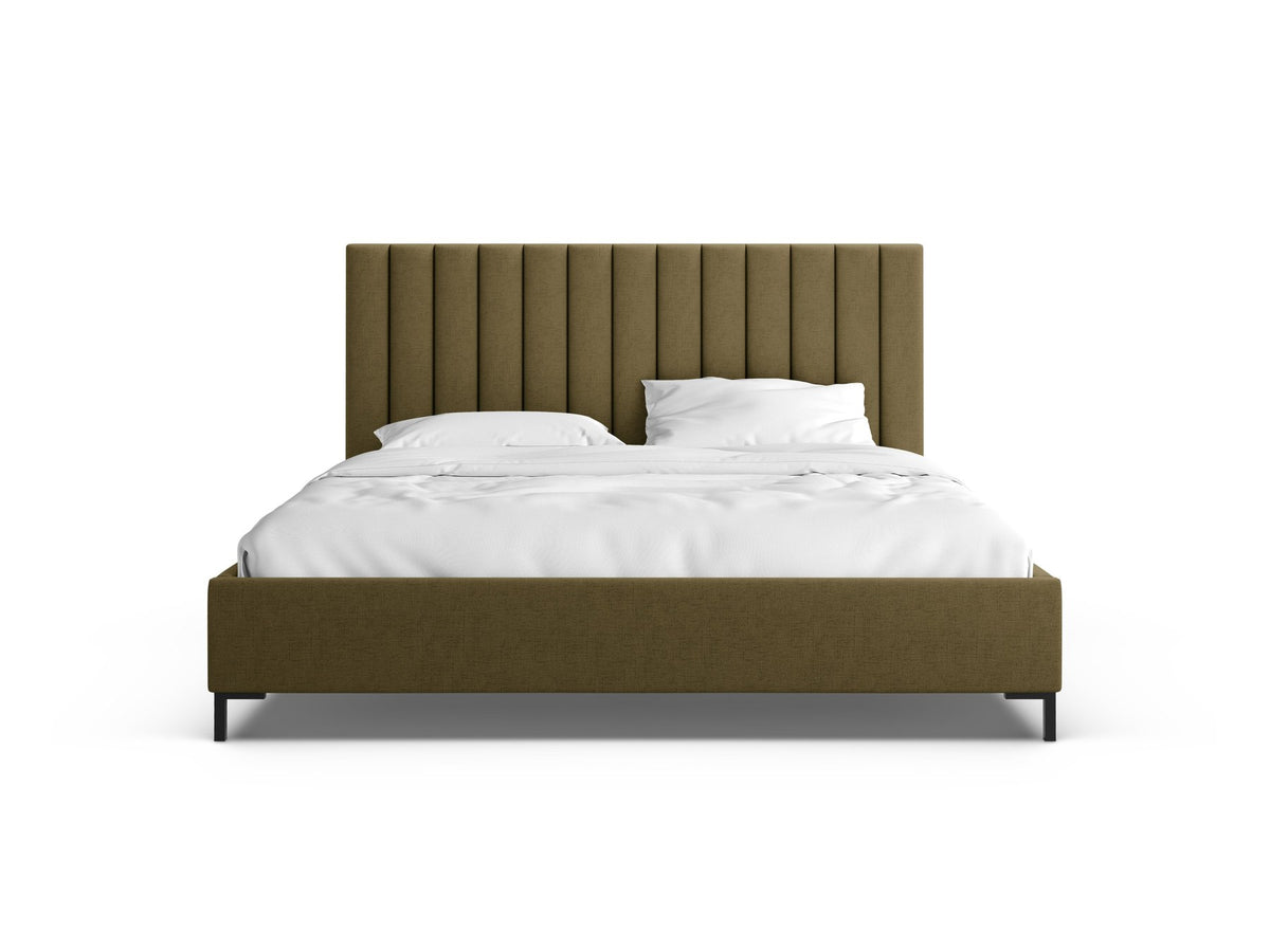 Flaschengrünes Stauraumbett von Micadoni mit gepolstertem Kopfteil, schwarzen Metallbeinen und Bettkasten aus Bouclé-Stoff im Schlafzimmer.
