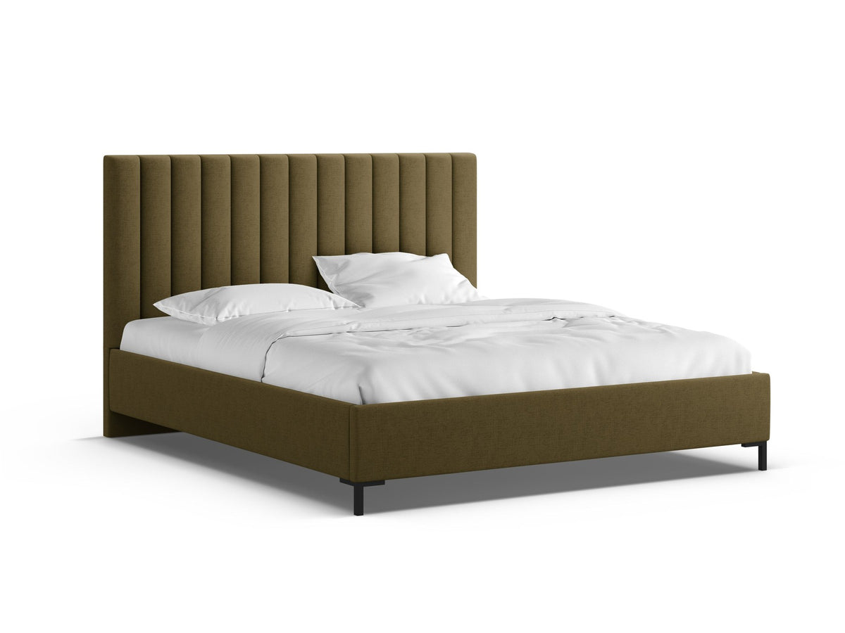 Flaschengrünes Stauraumbett von Micadoni mit gepolstertem Kopfteil, schwarzen Metallbeinen und Bettkasten aus Bouclé-Stoff im Schlafzimmer.