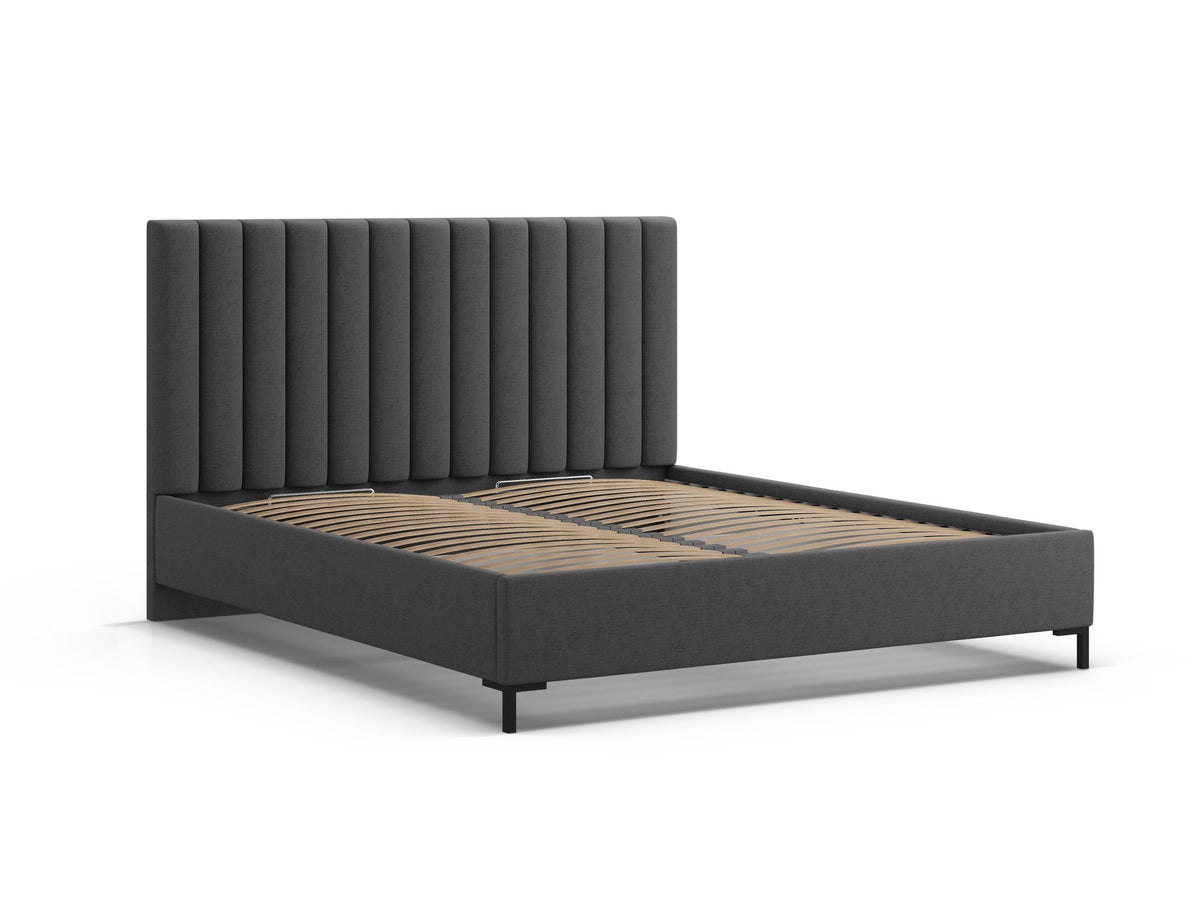 Flaschengrünes Stauraumbett von Micadoni mit gepolstertem Kopfteil, schwarzen Metallbeinen und Bettkasten aus Bouclé-Stoff im Schlafzimmer.