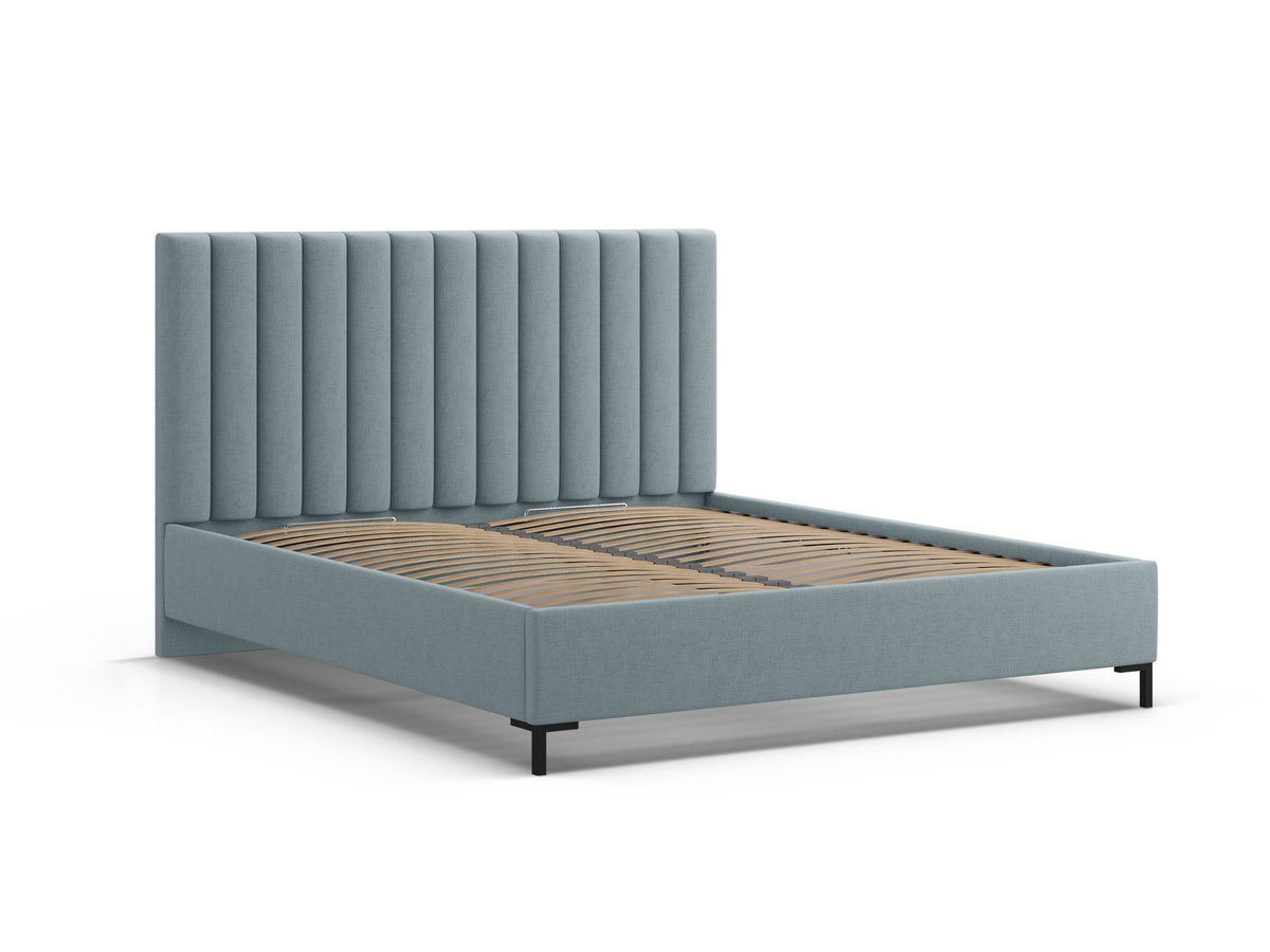 Flaschengrünes Stauraumbett von Micadoni mit gepolstertem Kopfteil, schwarzen Metallbeinen und Bettkasten aus Bouclé-Stoff im Schlafzimmer.