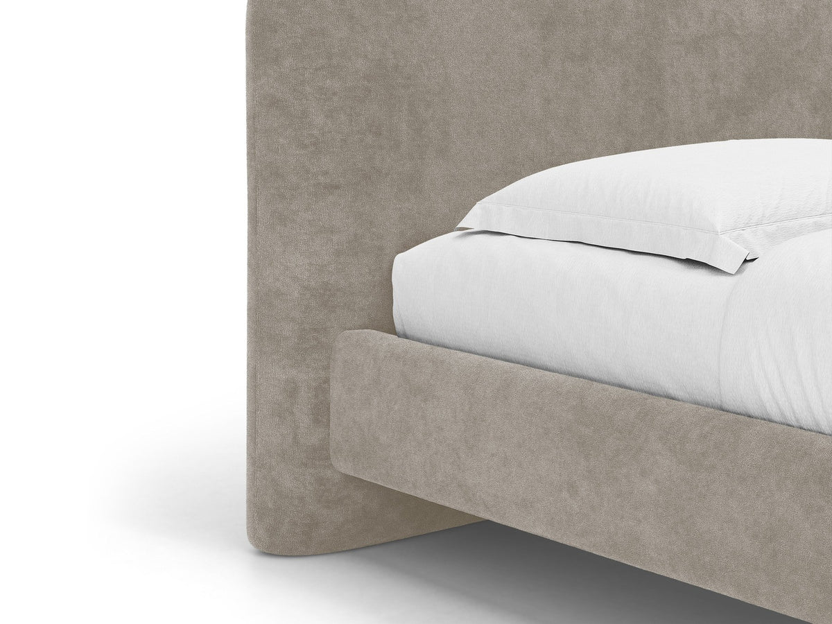 Foto des Vera Betts mit gepolstertem, abgerundetem Kopfteil in leichtem Beige, Chenille-Stoff und gepolsterten Holzbeinen.