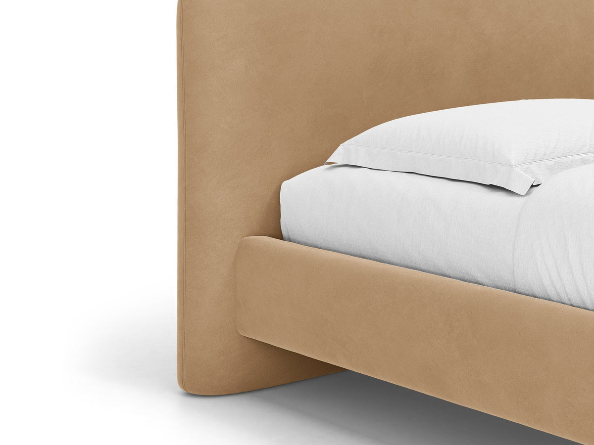 Foto des Vera Betts mit gepolstertem, abgerundetem Kopfteil in leichtem Beige, Chenille-Stoff und gepolsterten Holzbeinen.