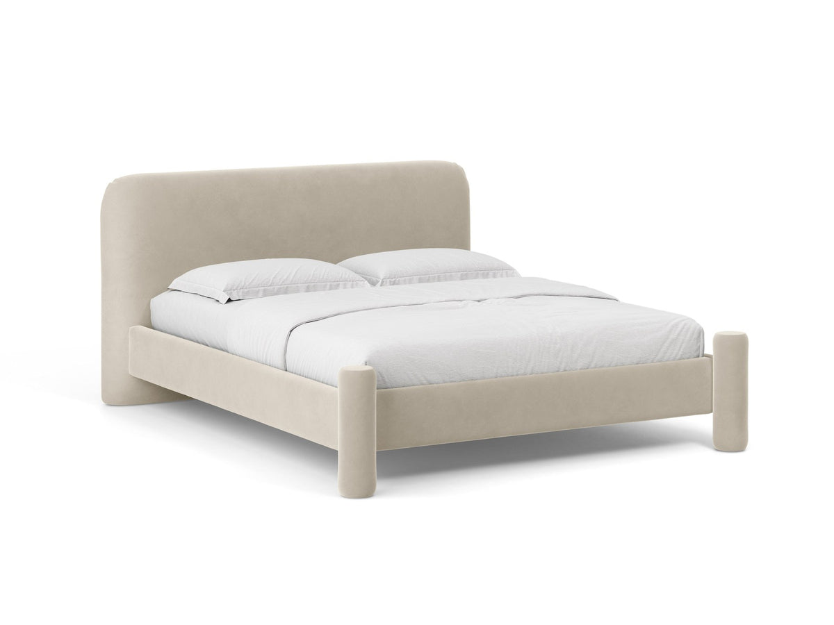 Foto des Vera Betts mit gepolstertem, abgerundetem Kopfteil in leichtem Beige, Chenille-Stoff und gepolsterten Holzbeinen.