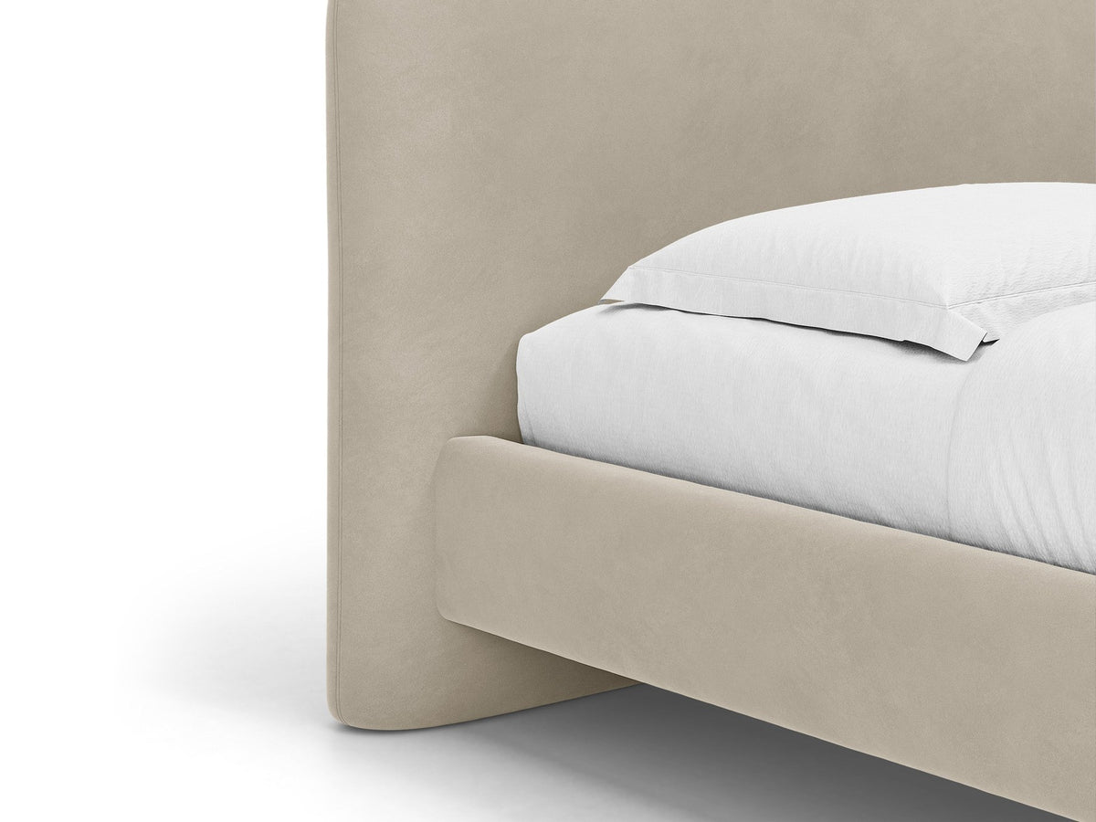 Foto des Vera Betts mit gepolstertem, abgerundetem Kopfteil in leichtem Beige, Chenille-Stoff und gepolsterten Holzbeinen.