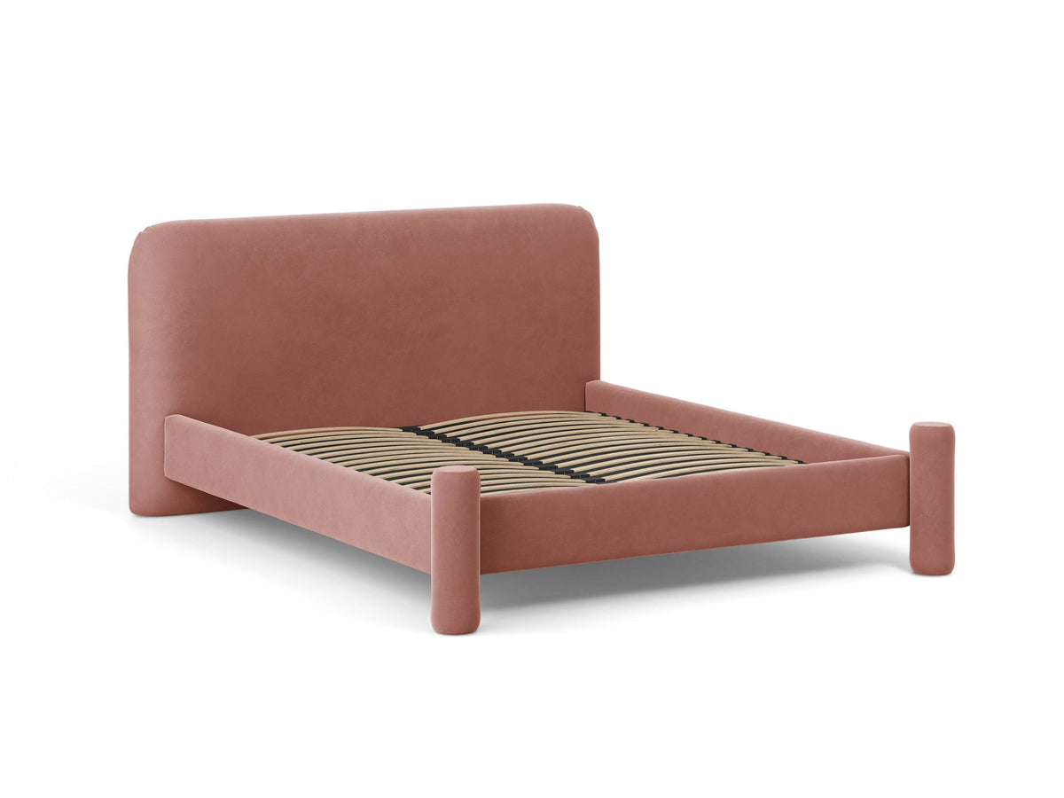 Foto des Vera Betts mit gepolstertem, abgerundetem Kopfteil in leichtem Beige, Chenille-Stoff und gepolsterten Holzbeinen.