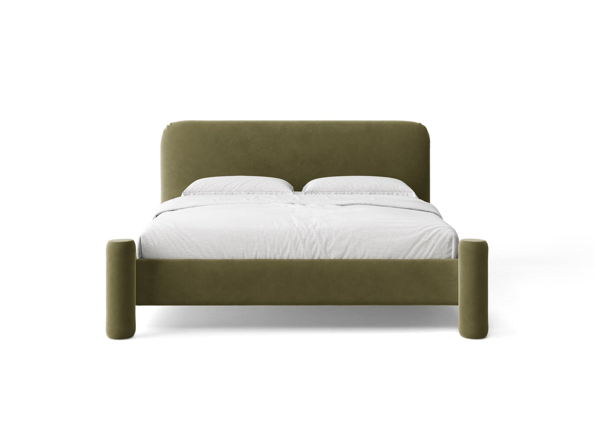 Foto des Vera Betts mit gepolstertem, abgerundetem Kopfteil in leichtem Beige, Chenille-Stoff und gepolsterten Holzbeinen.