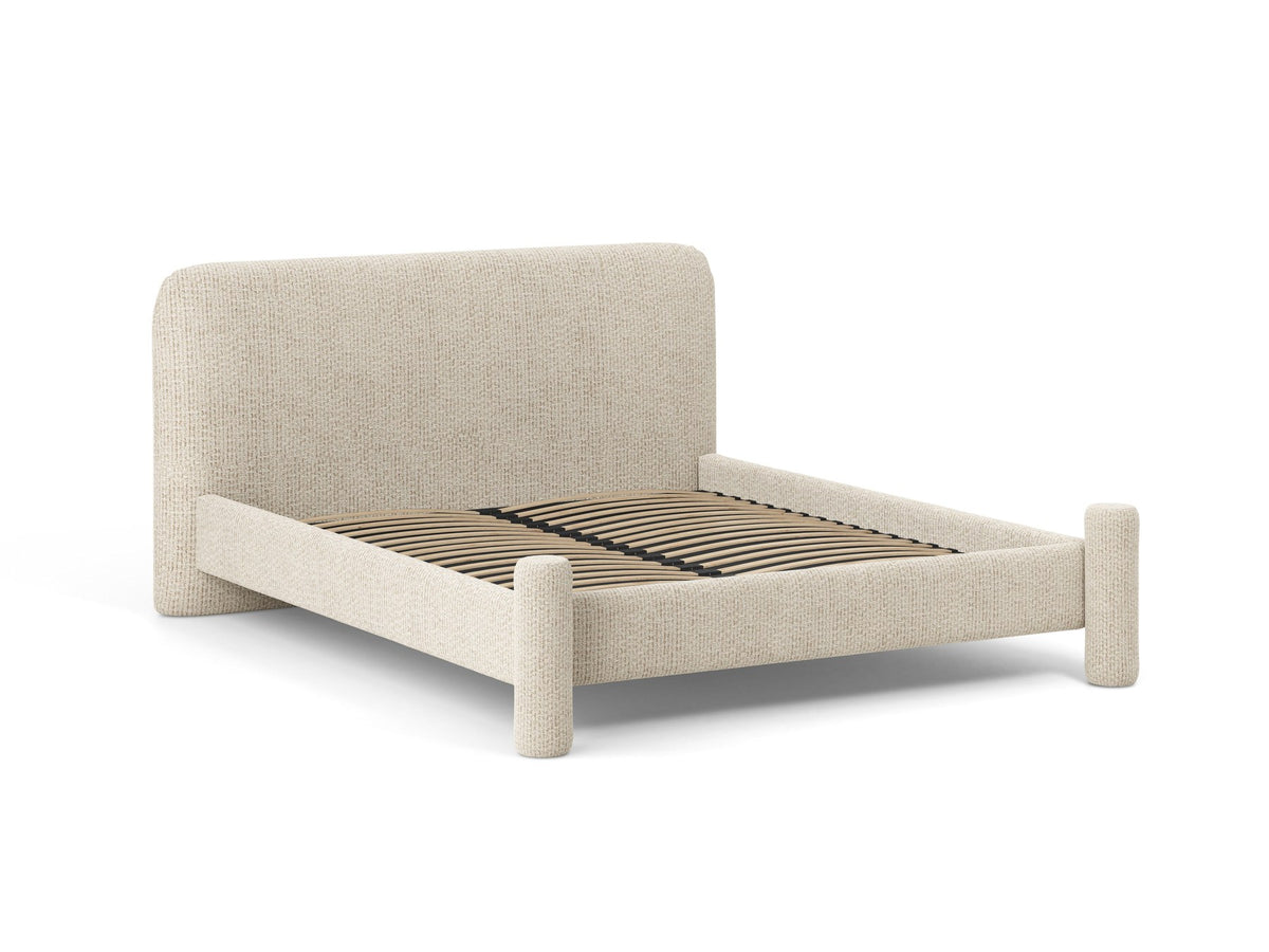 Foto des Vera Betts mit gepolstertem, abgerundetem Kopfteil in leichtem Beige, Chenille-Stoff und gepolsterten Holzbeinen.