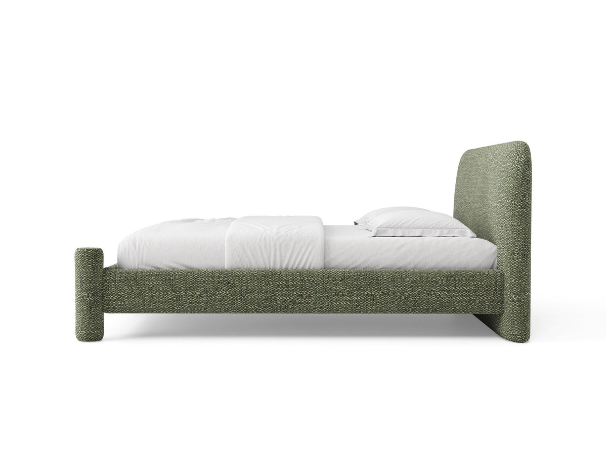 Foto des Vera Betts mit gepolstertem, abgerundetem Kopfteil in leichtem Beige, Chenille-Stoff und gepolsterten Holzbeinen.