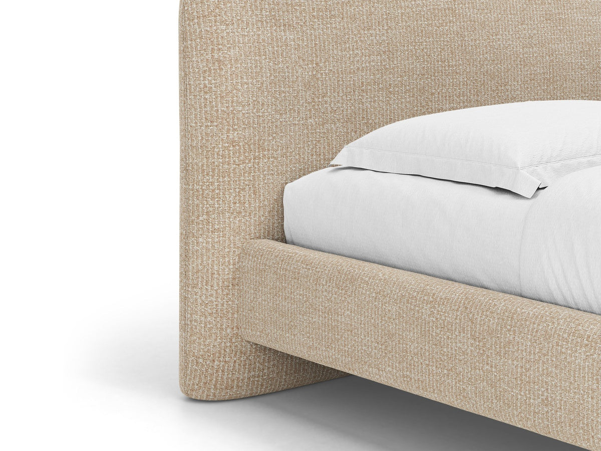 Foto des Vera Betts mit gepolstertem, abgerundetem Kopfteil in leichtem Beige, Chenille-Stoff und gepolsterten Holzbeinen.