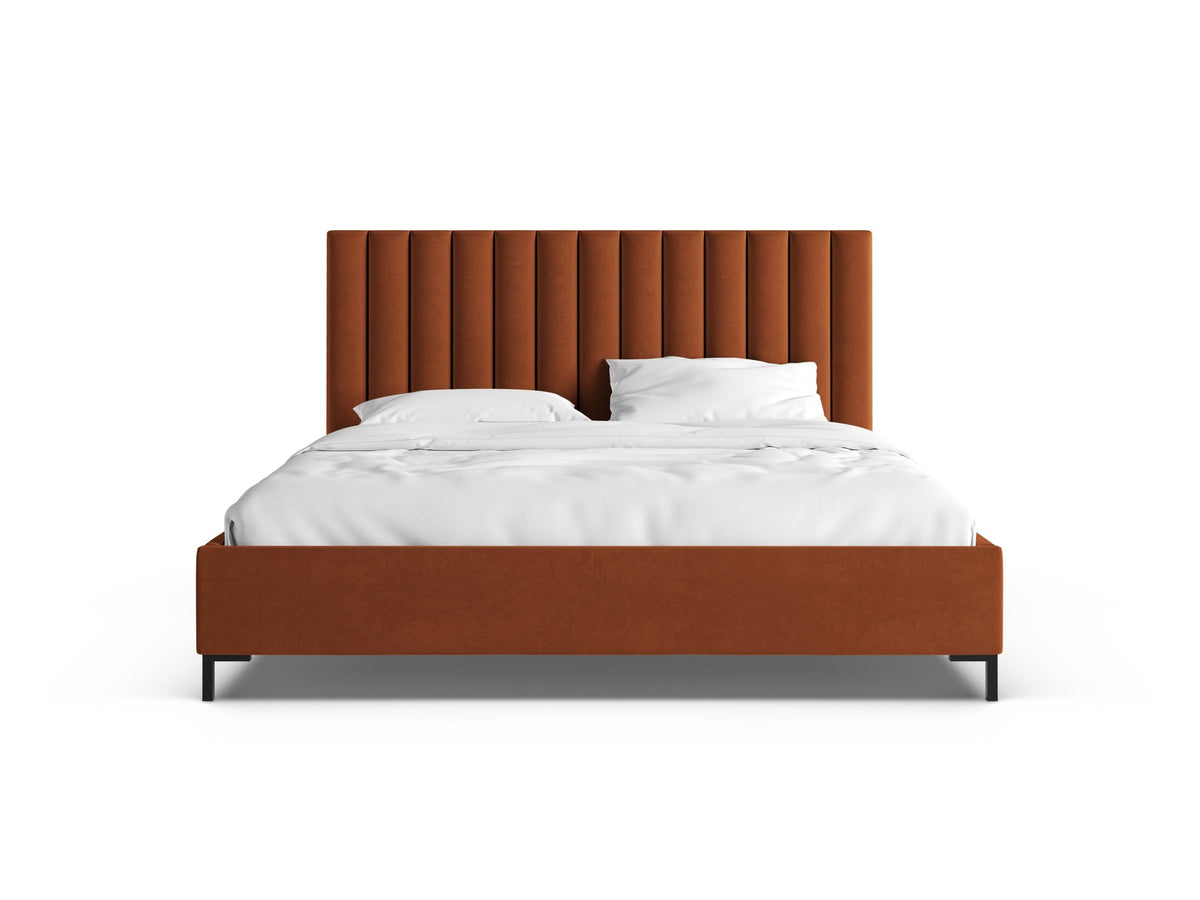 Flaschengrünes Stauraumbett von Micadoni mit gepolstertem Kopfteil, schwarzen Metallbeinen und Bettkasten aus Bouclé-Stoff im Schlafzimmer.
