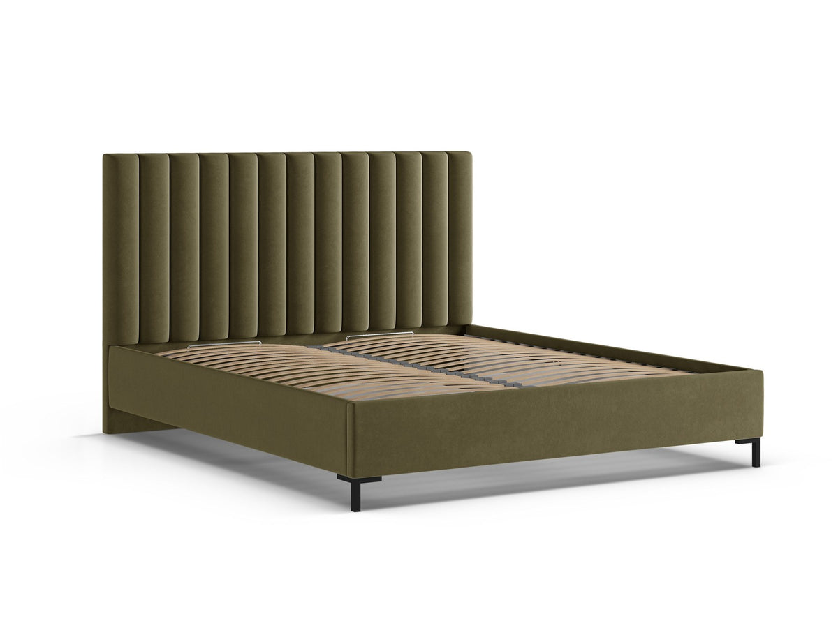 Flaschengrünes Stauraumbett von Micadoni mit gepolstertem Kopfteil, schwarzen Metallbeinen und Bettkasten aus Bouclé-Stoff im Schlafzimmer.
