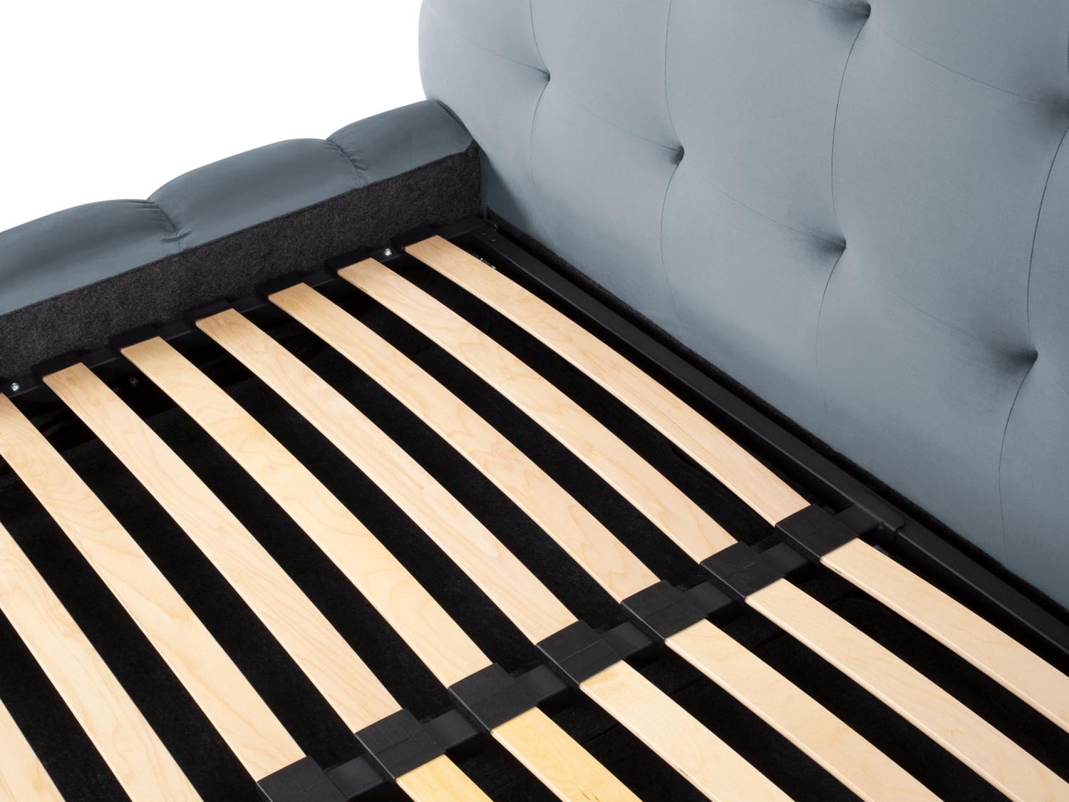Stilvolles Mamaia Velour Bett in zartem Hellblau, ausgestattet mit praktischem Stauraum und einem eleganten Kopfteil für moderne Schlafzimmer.