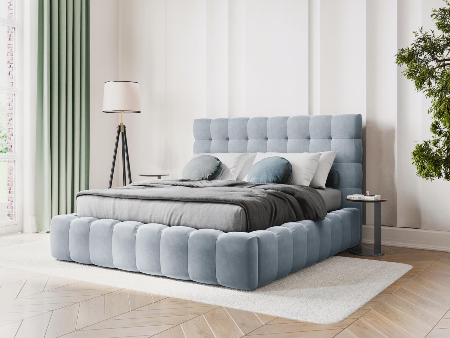 Elegantes Mamaia Velour Bett in sanftem Hellblau mit praktischem Stauraum und stilvollem Kopfteil, ideal für moderne Schlafzimmer.