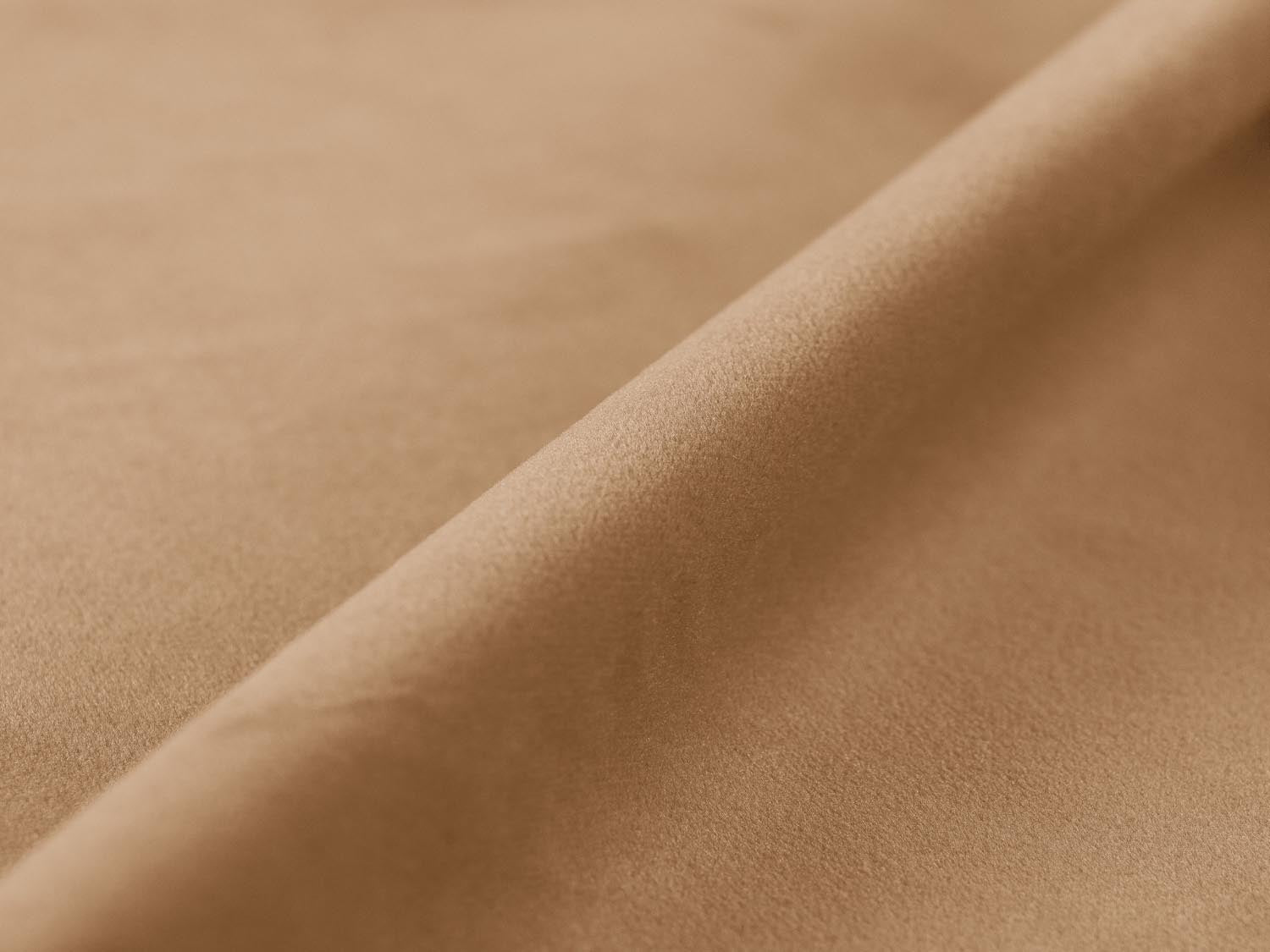 Luxuriöses Velour Bett in Sand-Paris von Micadoni, ausgestattet mit praktischem Stauraum und einem ansprechenden Kopfteil für zeitgemäße Wohnräume.