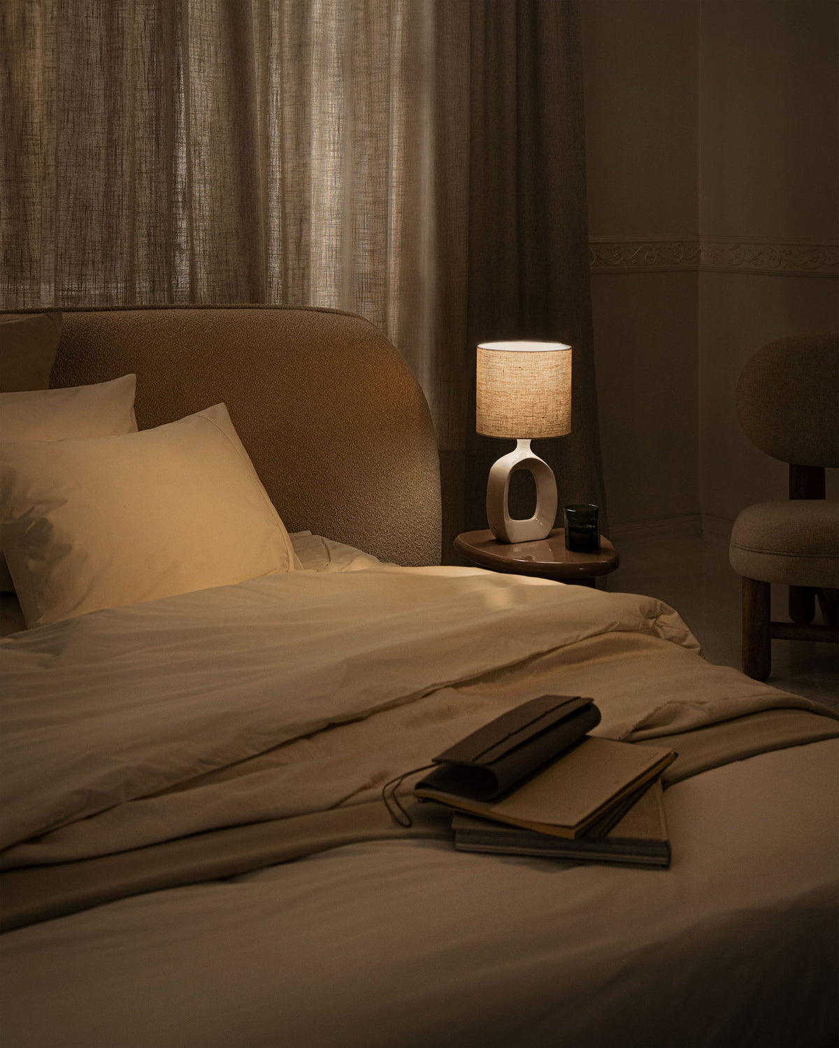 Stauraumbett Ovalo von Micadoni in Light Grey-Magic Velvet mit gepolstertem Kopfteil, Metallrahmen, Bettkasten und schwarzen Kunststoffbeinen.