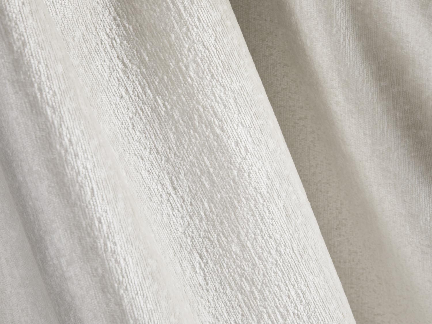 Elegantes Lupine Bett in hellem Beige, bietet cleveren Stauraum und ein stilvolles Kopfteil für ein einladendes Schlafzimmer.