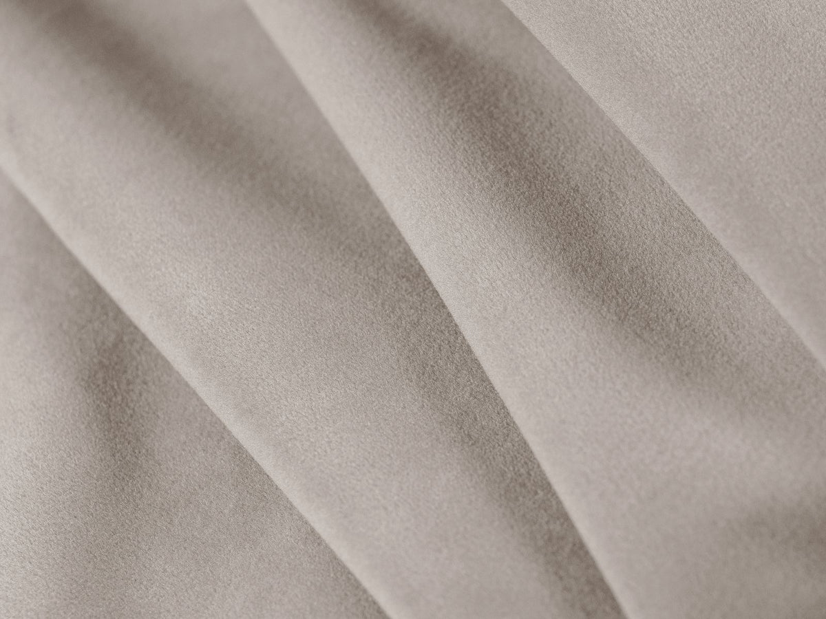 Murada Bett von Micadoni mit gepolstertem Kopfteil, Gestell aus Möbelplatte und Sperrholzlatten, schwarzen Kunststoffbeinen, Farbe Light Beige Melange-Tracy.