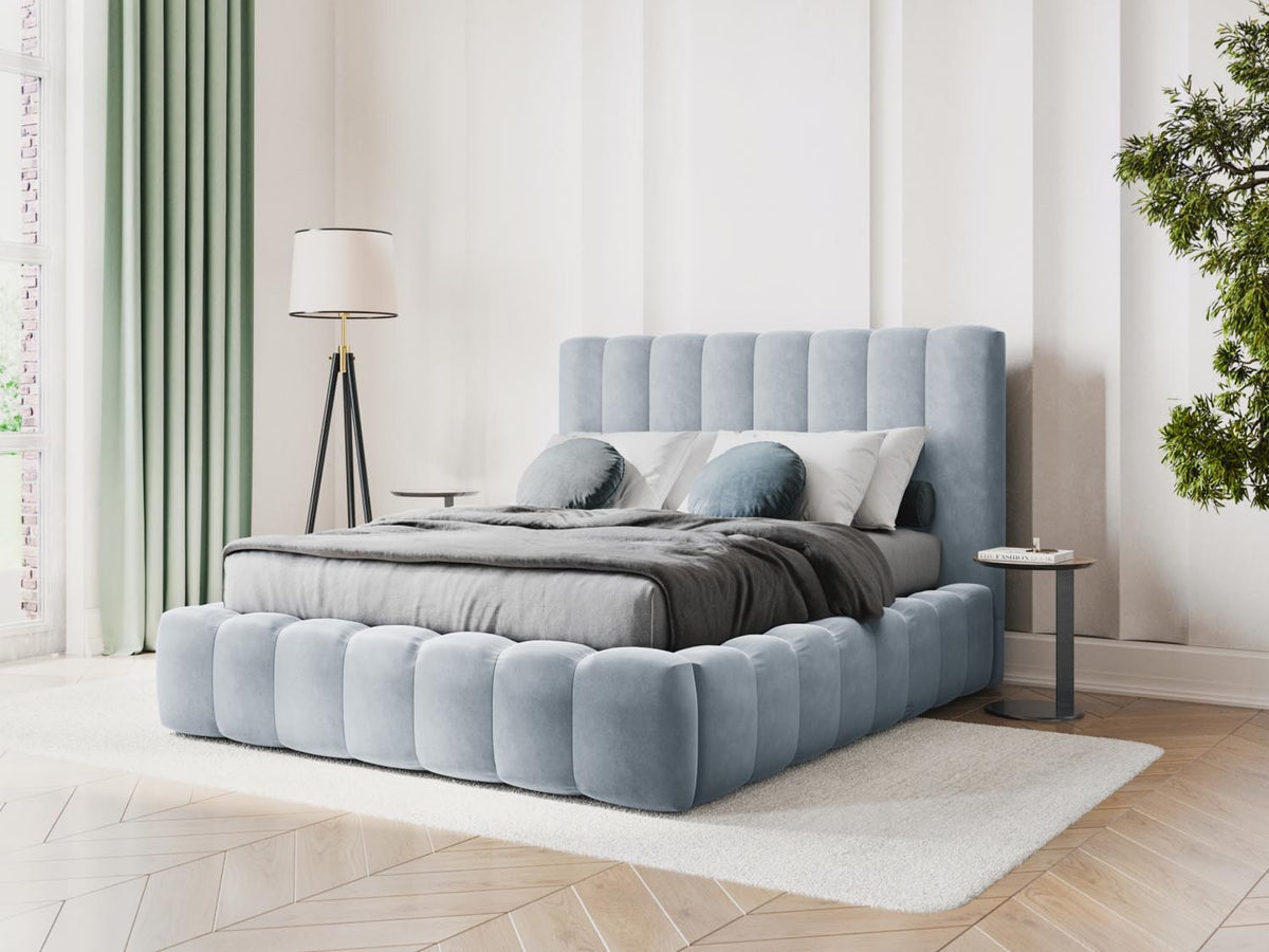 Kelp Bett mit Stauraum und Headboard 160cm in Light Blue-Bluvel präsentiert im Onlineshop von KAQTU Design AG. Bett ist von Micadoni