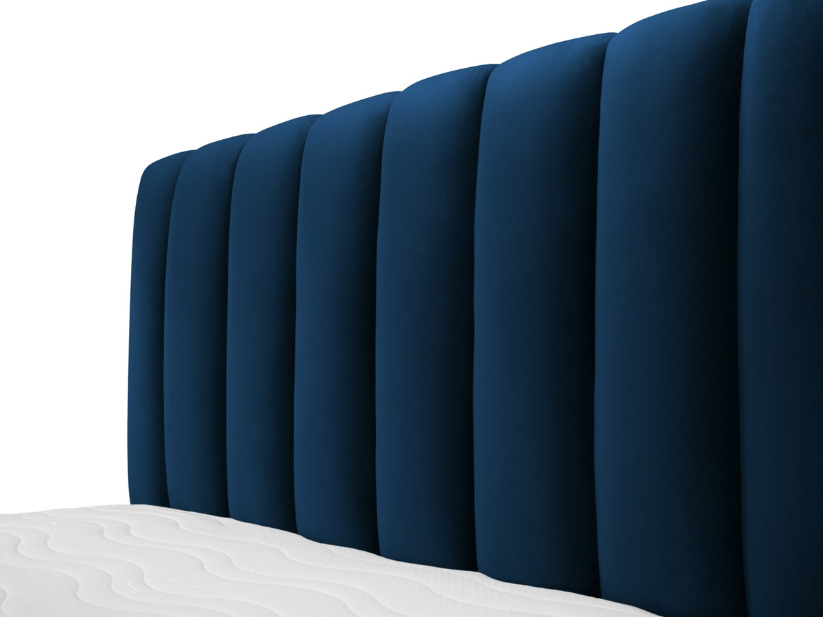 Kelp Bett mit Stauraum und Headboard 160cm in Royal Blue-Bluvel präsentiert im Onlineshop von KAQTU Design AG. Bett ist von Micadoni