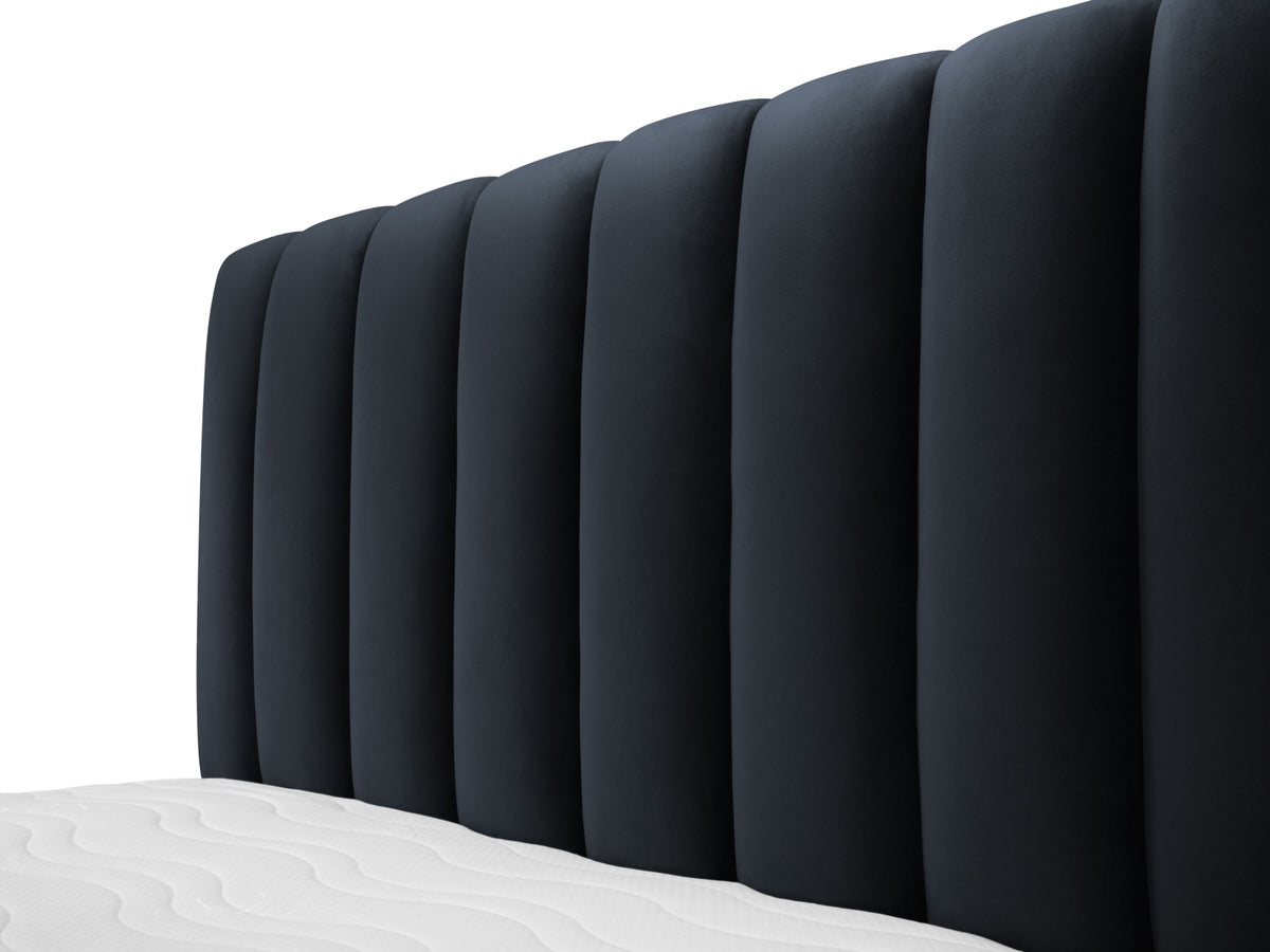 Kelp Bett mit Stauraum und Headboard 160cm in Dark Blue-Bluvel präsentiert im Onlineshop von KAQTU Design AG. Bett ist von Micadoni