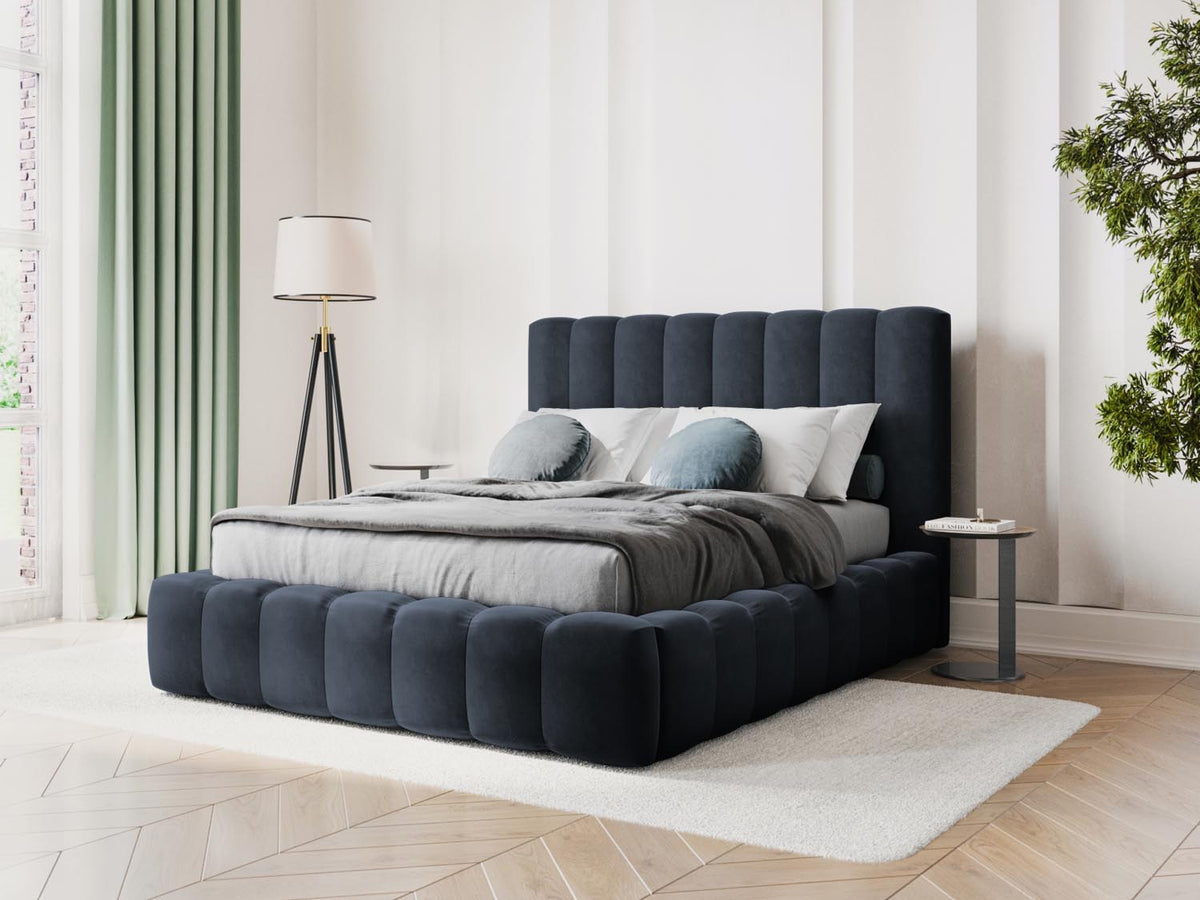 Kelp Bett mit Stauraum und Headboard 160cm in Dark Blue-Bluvel präsentiert im Onlineshop von KAQTU Design AG. Bett ist von Micadoni