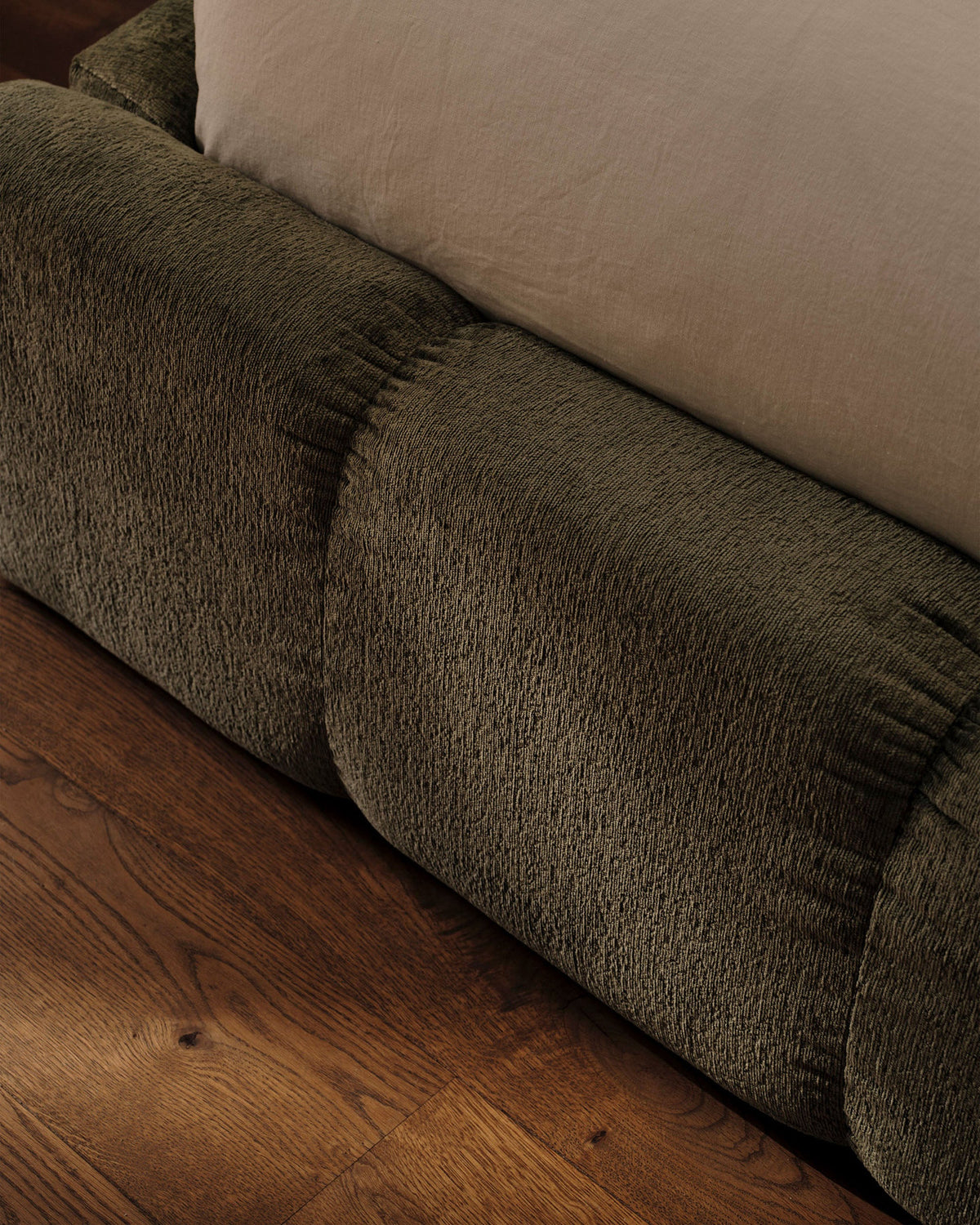 Lupine Bett mit Stauraum und Headboard 180cm in Dark Olive Green-Baloo präsentiert im Onlineshop von KAQTU Design AG. Bett ist von Micadoni