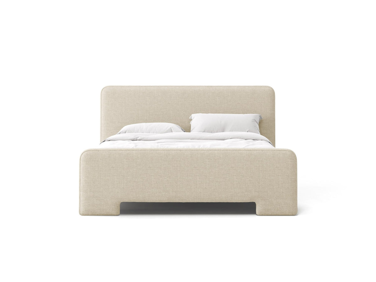 Gepolstertes Eda Bett mit Kopfteil in Beige, Stoffbezug Bjorn, schwarze Kunststoffbeine, schmaler Rahmen, Frontalansicht im Schlafzimmer.