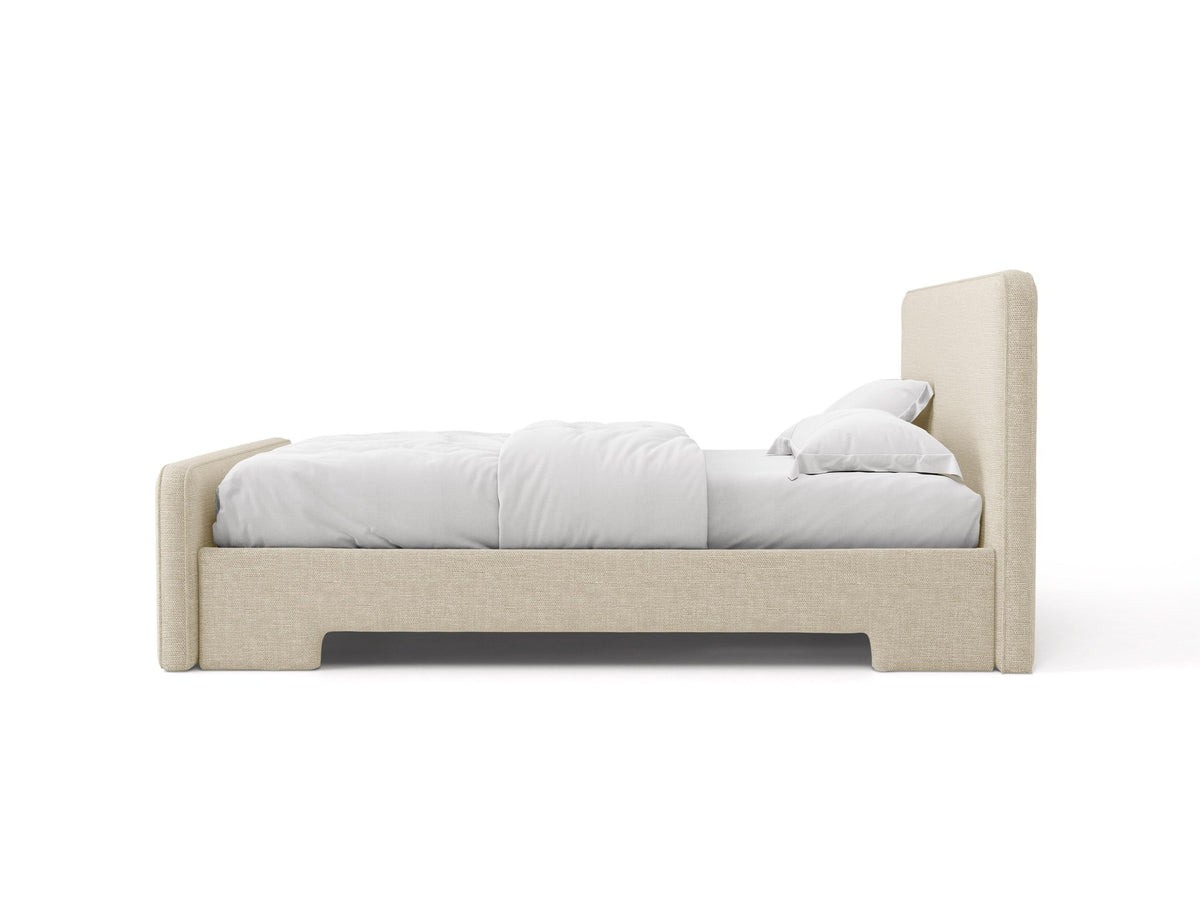 Gepolstertes Eda Bett mit Kopfteil in Beige, Stoffbezug Bjorn, schwarze Kunststoffbeine, schmaler Rahmen, Frontalansicht im Schlafzimmer.