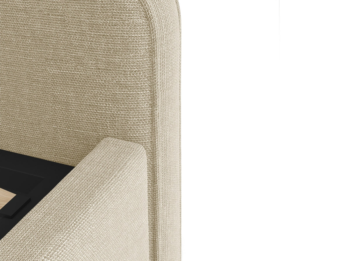 Gepolstertes Eda Bett mit Kopfteil in Beige, Stoffbezug Bjorn, schwarze Kunststoffbeine, schmaler Rahmen, Frontalansicht im Schlafzimmer.