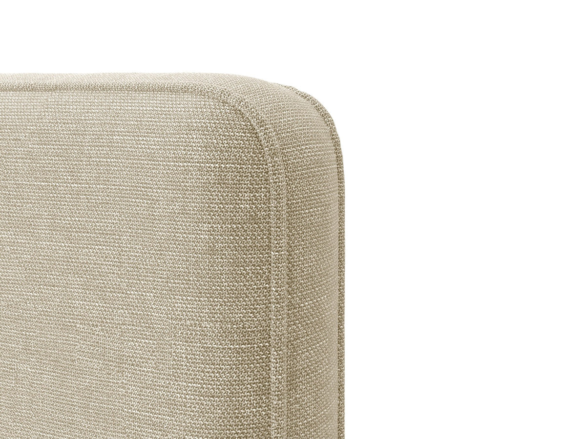 Gepolstertes Eda Bett mit Kopfteil in Beige, Stoffbezug Bjorn, schwarze Kunststoffbeine, schmaler Rahmen, Frontalansicht im Schlafzimmer.