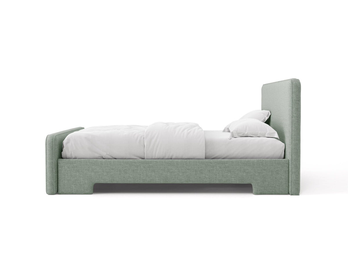Gepolstertes Eda Bett mit Kopfteil in Beige, Stoffbezug Bjorn, schwarze Kunststoffbeine, schmaler Rahmen, Frontalansicht im Schlafzimmer.
