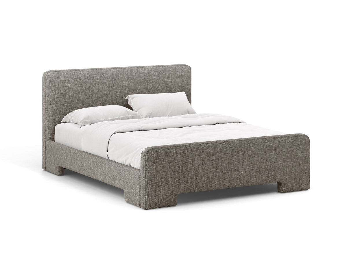 Gepolstertes Eda Bett mit Kopfteil in Beige, Stoffbezug Bjorn, schwarze Kunststoffbeine, schmaler Rahmen, Frontalansicht im Schlafzimmer.