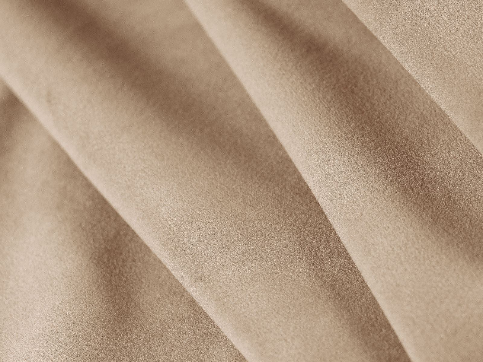 Elegantes Aveline Bett mit 180 cm Kopfteil in zartem Almond Beige, aus hochwertigem Maroon-Magic Velvet von Micadoni gefertigt.