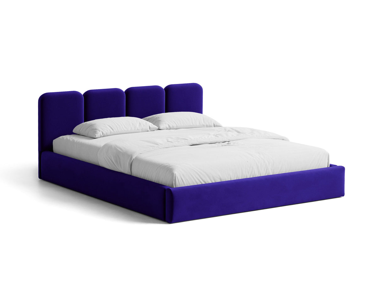 Saga Stauraumbett mit gepolstertem Kopfteil, Bezug aus Magic Velvet in Mandel beige, schwarze Kunststoffbeine, Bettkasten mit Gas-Lift-Öffnung.