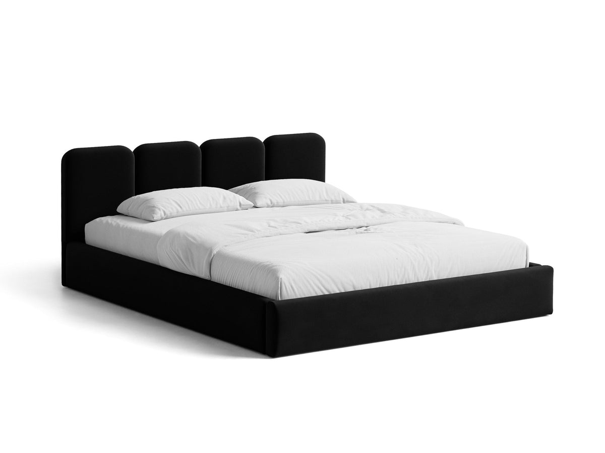 Saga Stauraumbett mit gepolstertem Kopfteil, Bezug aus Magic Velvet in Mandel beige, schwarze Kunststoffbeine, Bettkasten mit Gas-Lift-Öffnung.