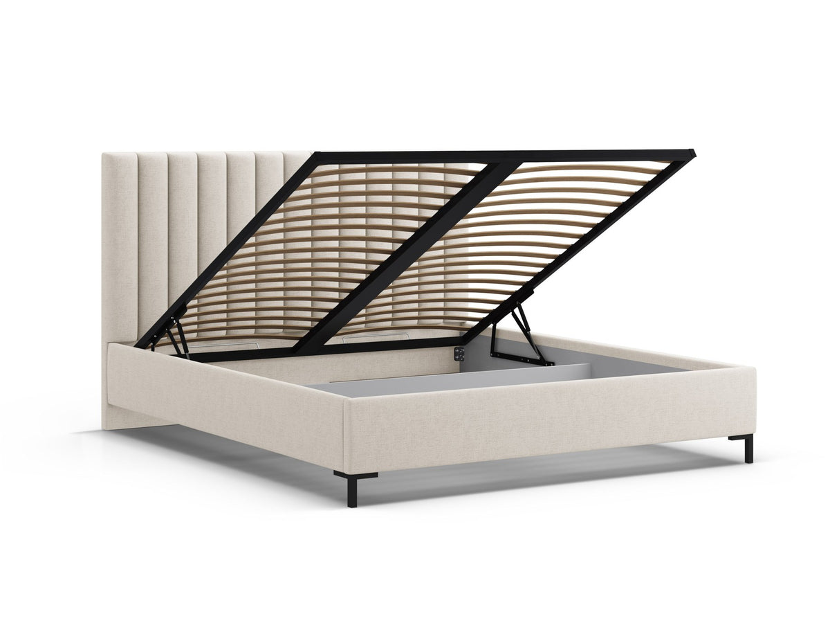 Flaschengrünes Boucle-Bett mit Stauraumkasten, gepolstertem Kopfteil und schwarzen Metallbeinen, Frontalansicht im Schlafzimmer.