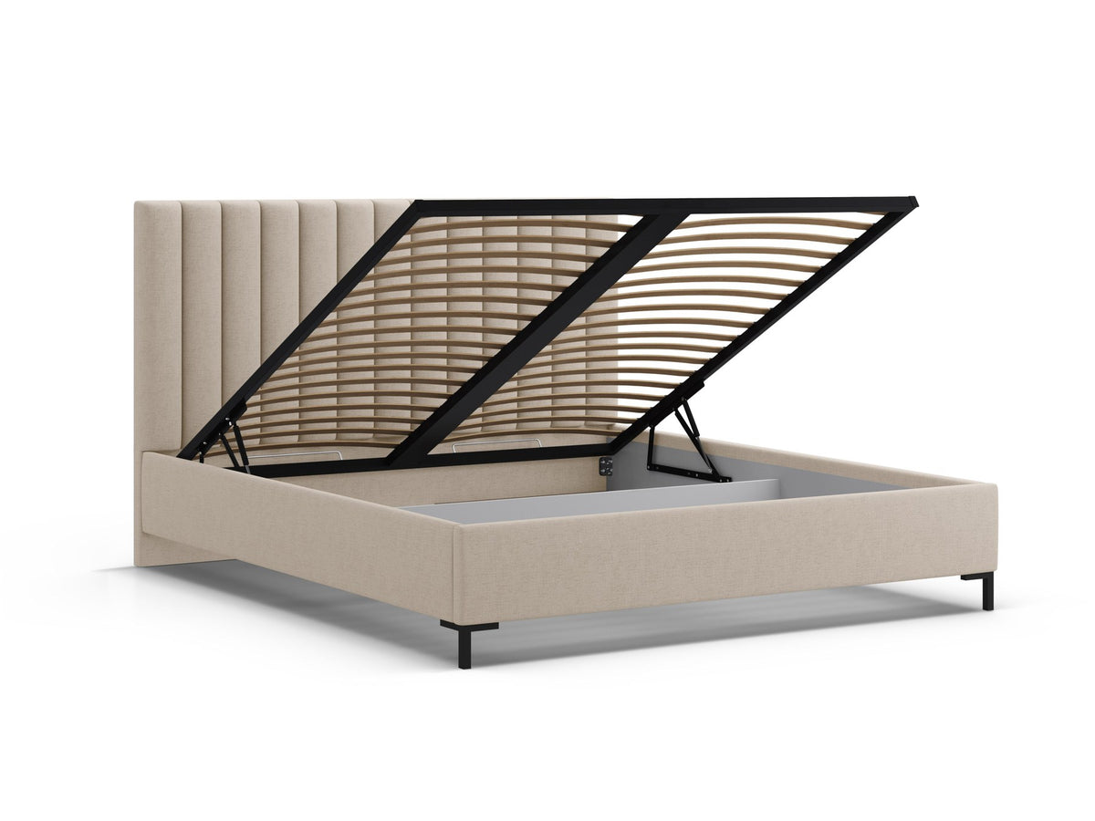 Flaschengrünes Boucle-Bett mit Stauraumkasten, gepolstertem Kopfteil und schwarzen Metallbeinen, Frontalansicht im Schlafzimmer.
