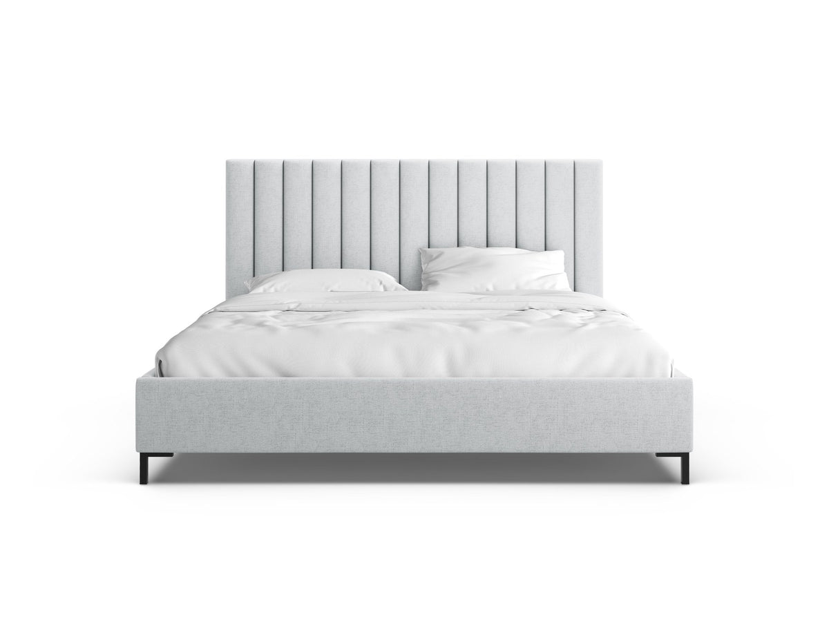 Flaschengrünes Boucle-Bett mit Stauraumkasten, gepolstertem Kopfteil und schwarzen Metallbeinen, Frontalansicht im Schlafzimmer.