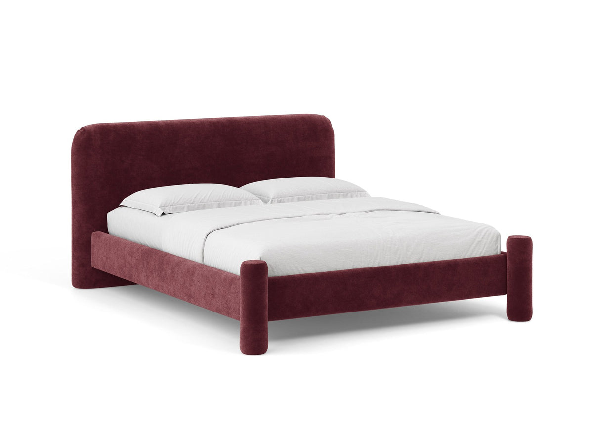 Foto des Vera Betts mit gepolstertem, abgerundetem Kopfteil in leichtem Beige, Chenille-Stoff, Holzbeinen und Doppelbett-Rahmen.