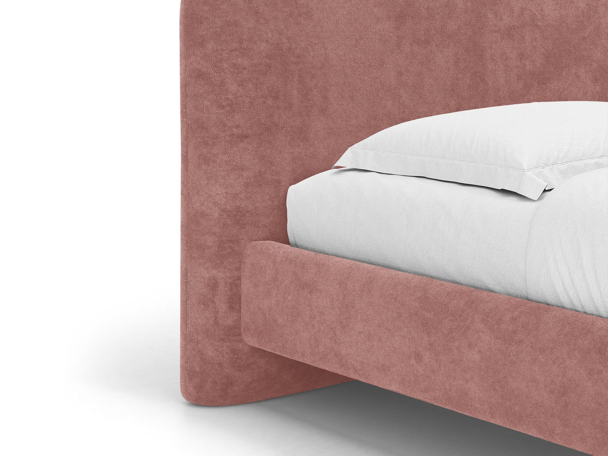 Foto des Vera Betts mit gepolstertem, abgerundetem Kopfteil in leichtem Beige, Chenille-Stoff, Holzbeinen und Doppelbett-Rahmen.