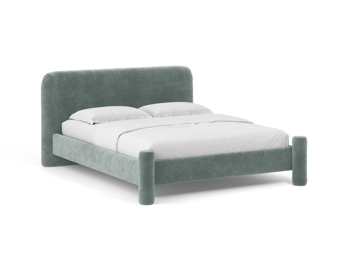 Foto des Vera Betts mit gepolstertem, abgerundetem Kopfteil in leichtem Beige, Chenille-Stoff, Holzbeinen und Doppelbett-Rahmen.