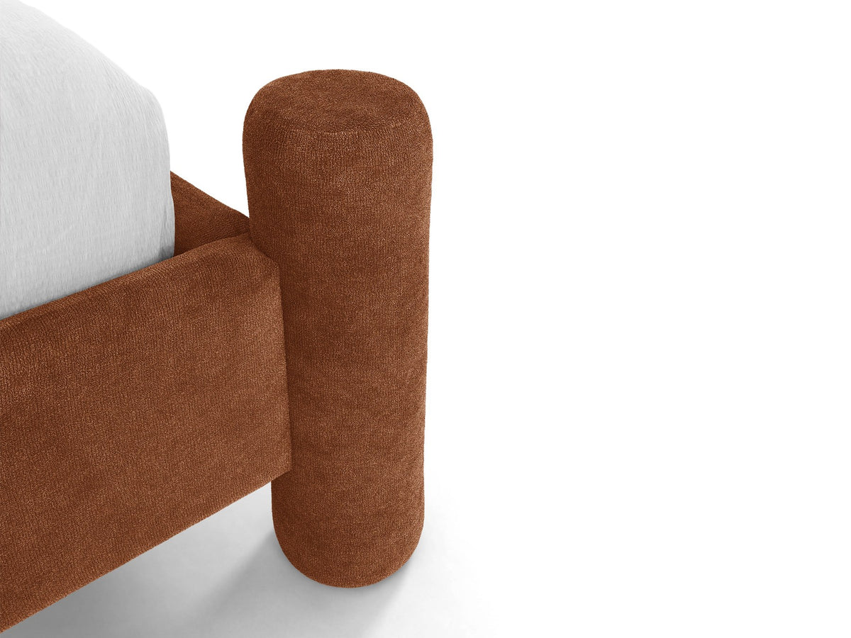 Foto des Vera Betts mit gepolstertem, abgerundetem Kopfteil in leichtem Beige, Chenille-Stoff, Holzbeinen und Doppelbett-Rahmen.