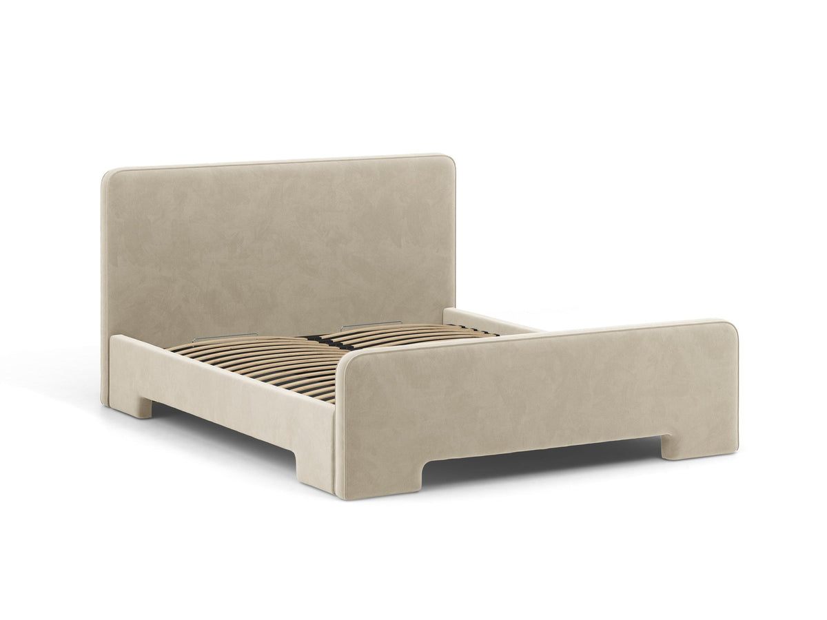 Gepolstertes Eda Bett mit Kopfteil in Beige, Stoffbezug Bjorn, schwarze Kunststoffbeine, schmaler Rahmen, Frontalansicht im Schlafzimmer.