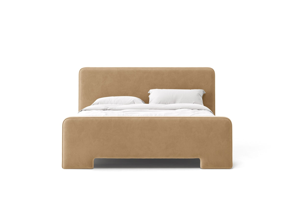Gepolstertes Eda Bett mit Kopfteil in Beige, Stoffbezug Bjorn, schwarze Kunststoffbeine, schmaler Rahmen, Frontalansicht im Schlafzimmer.