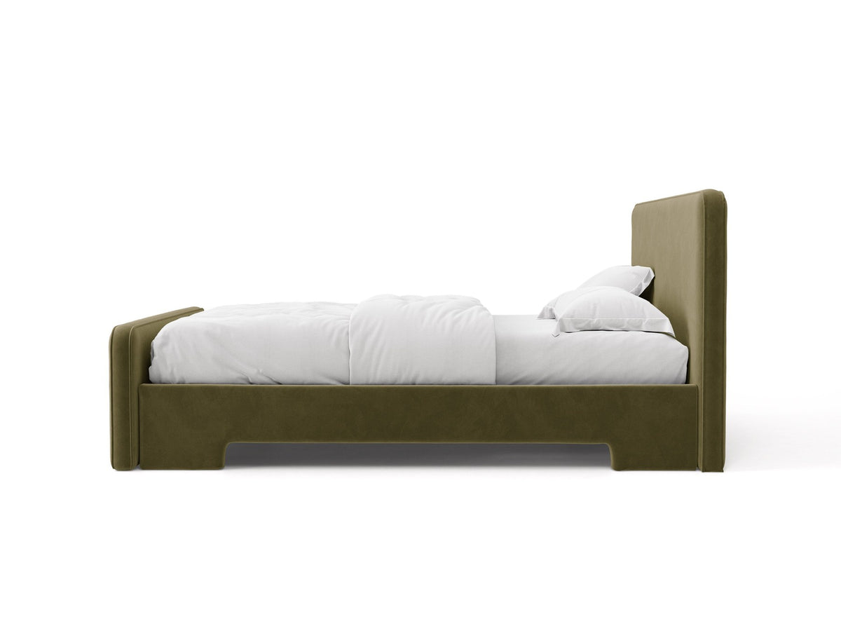 Gepolstertes Eda Bett mit Kopfteil in Beige, Stoffbezug Bjorn, schwarze Kunststoffbeine, schmaler Rahmen, Frontalansicht im Schlafzimmer.