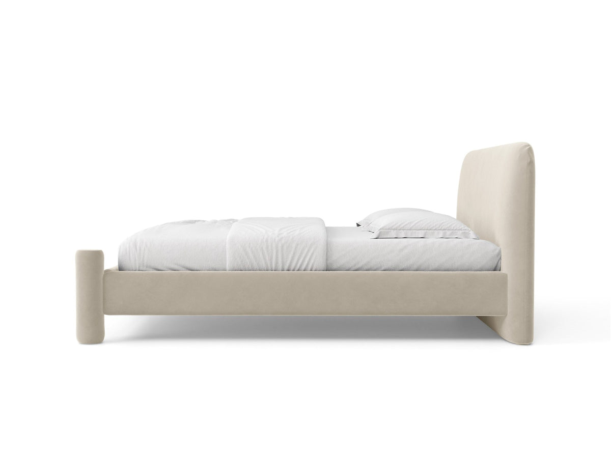 Foto des Vera Betts mit gepolstertem, abgerundetem Kopfteil in leichtem Beige, Chenille-Stoff, Holzbeinen und Doppelbett-Rahmen.