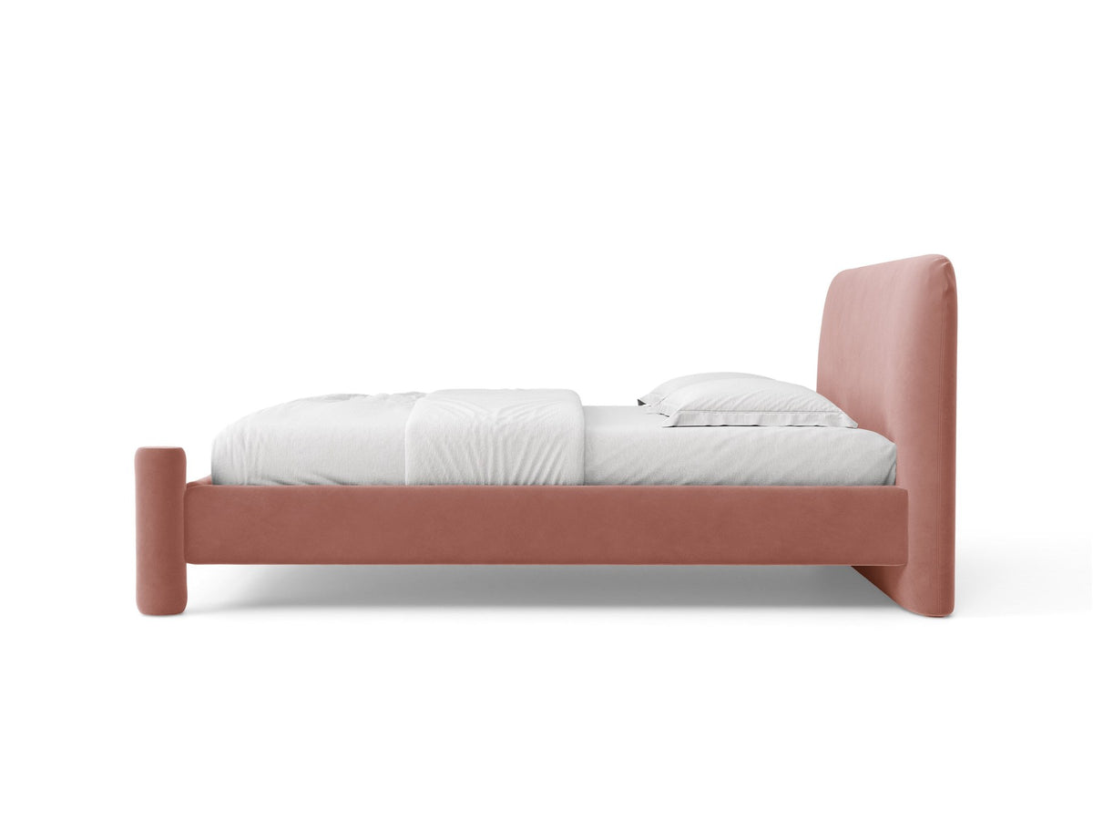 Foto des Vera Betts mit gepolstertem, abgerundetem Kopfteil in leichtem Beige, Chenille-Stoff, Holzbeinen und Doppelbett-Rahmen.