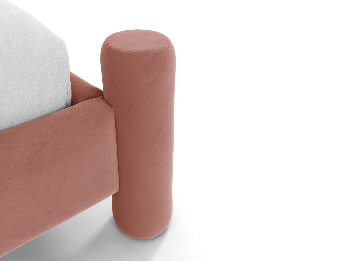 Foto des Vera Betts mit gepolstertem, abgerundetem Kopfteil in leichtem Beige, Chenille-Stoff, Holzbeinen und Doppelbett-Rahmen.