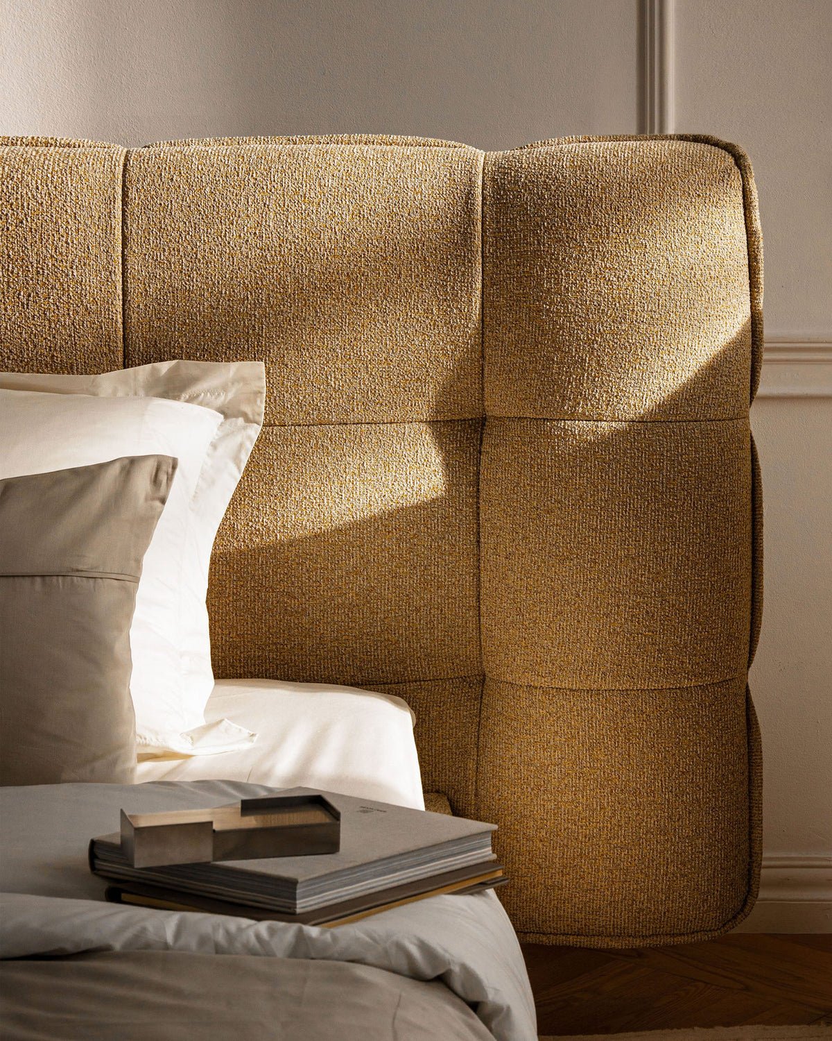 Stauraumbett Eric von Micadoni mit gepolstertem Kopfteil im Stoff Casino Lion, schwarzen Metallbeinen und Rahmen aus Möbelplatte sowie Sperrholzlatten.