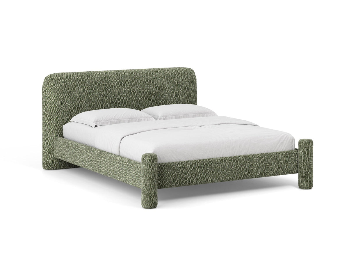 Foto des Vera Betts mit gepolstertem, abgerundetem Kopfteil in leichtem Beige, Chenille-Stoff, Holzbeinen und Doppelbett-Rahmen.
